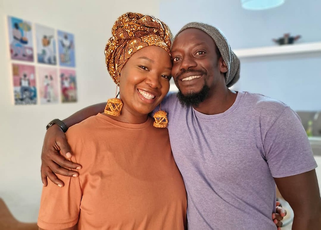 Aminata et Cheikh Diattara devant leur maison sur la Petite Côte